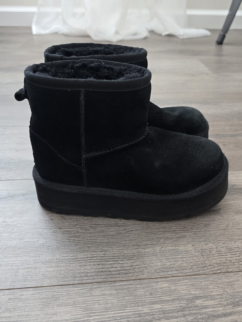UGG Classic Mini Platform Boots Platform Chunky Girls Size 1 Shearling Warm